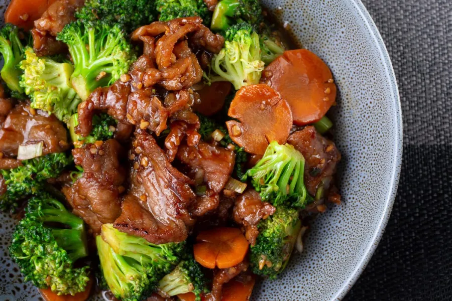 Un cuenco con carne y brócoli salteados.