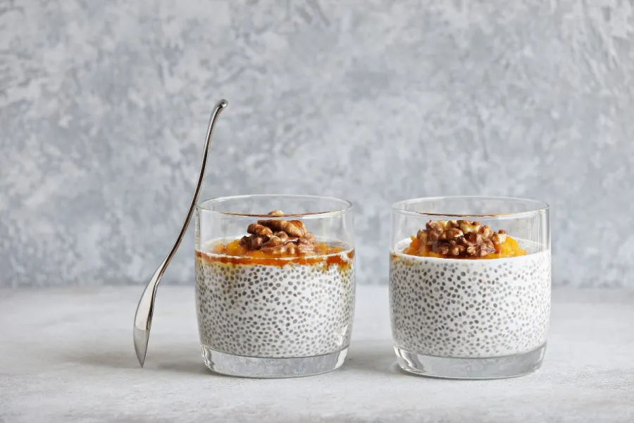 Dos postres individuales de chía con calabaza y nueces.