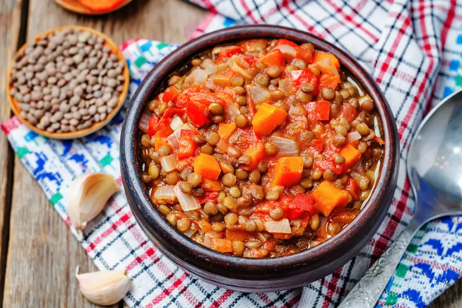 Lentejas guisadas con cebolla, tomate y zanahoria.
