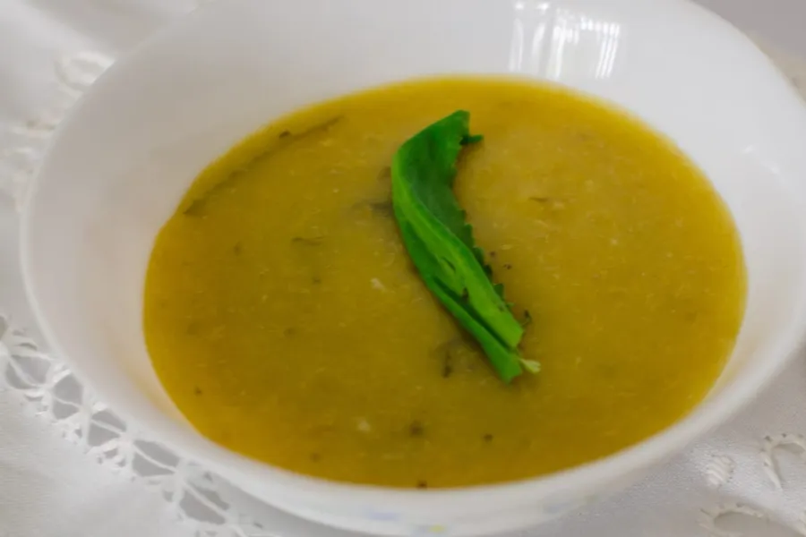 Una taza con sopa de plátano verde.