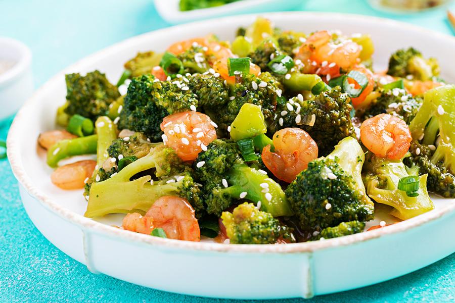 Gambas salteadas con brócoli al estilo vietnamita en una fuente.