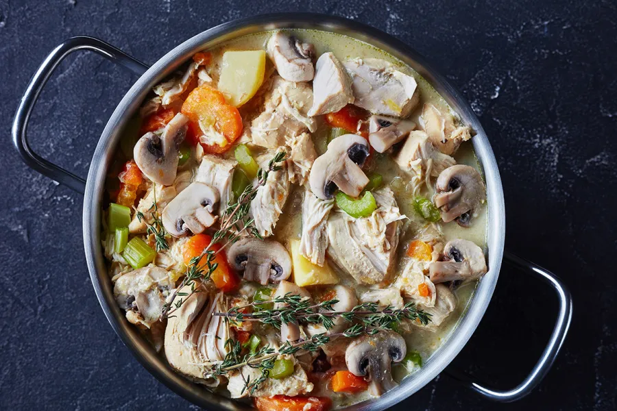 Cazuela de pollo con verduras y hortalizas, cocinada al estilo francés.