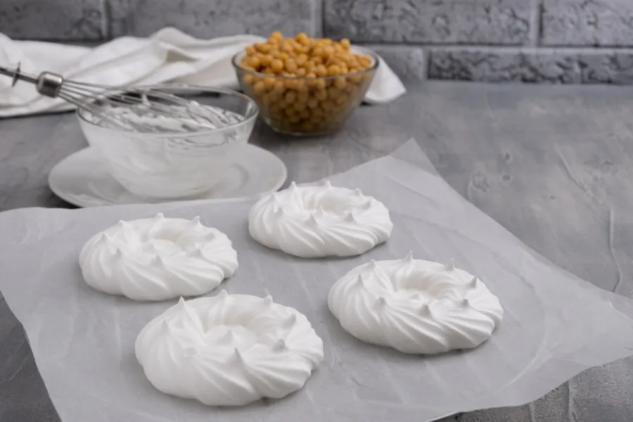 Merengues veganos hechos con aquafaba.