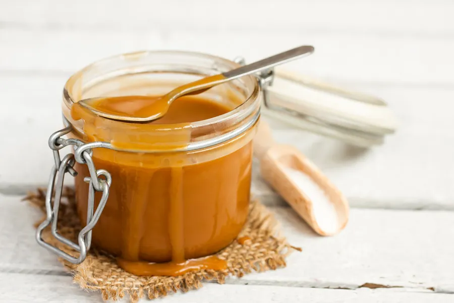 Salsa de caramelo en un recipiente de vidrio.