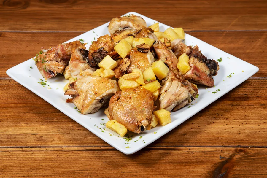 Pollo al ajillo con patatas fritas.