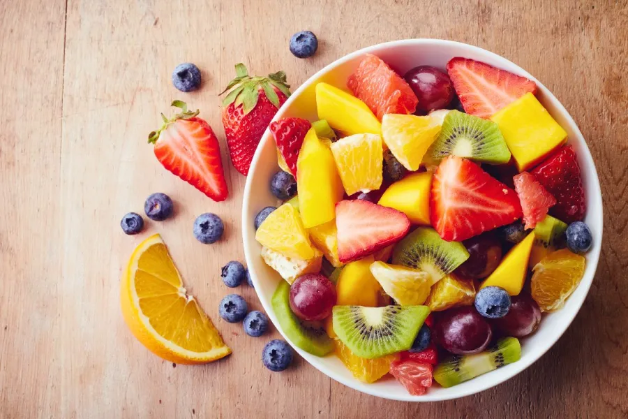 Un bol con ensalada de frutas.