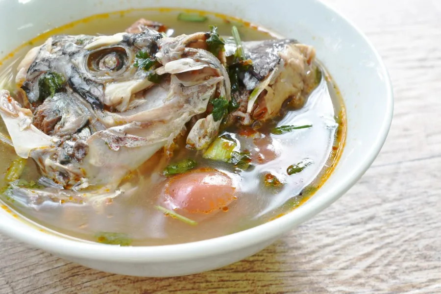 Un recipiente con sopa de cabeza de pescado, una delicadeza china.