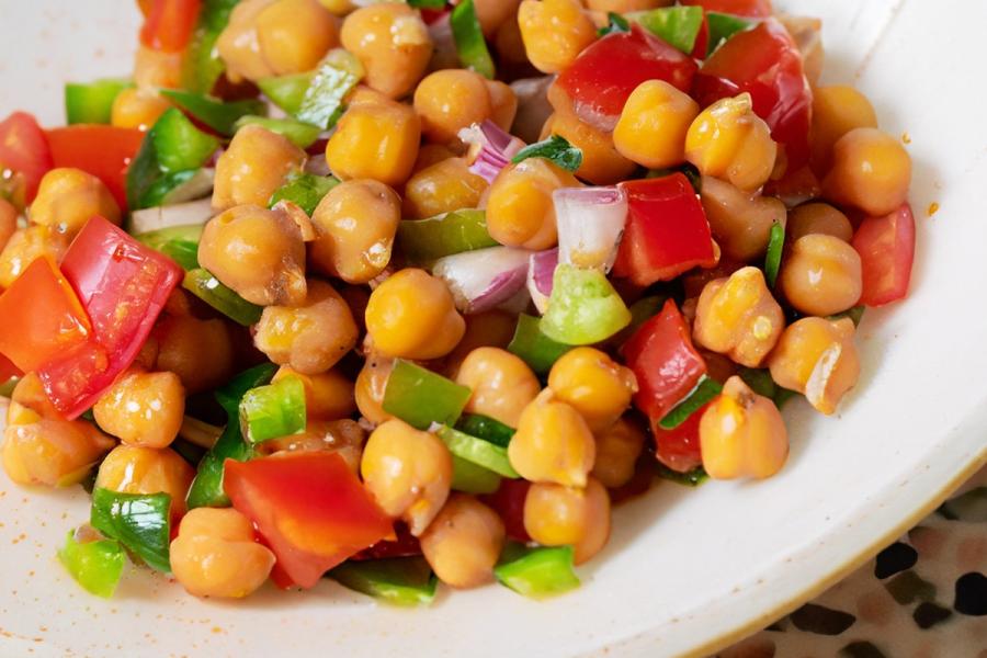 Garbanzos con piriñaca hecha con cebolla morada.