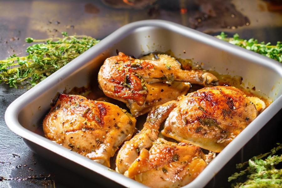 Pollo troceado asado con hierbas, IA generativa.