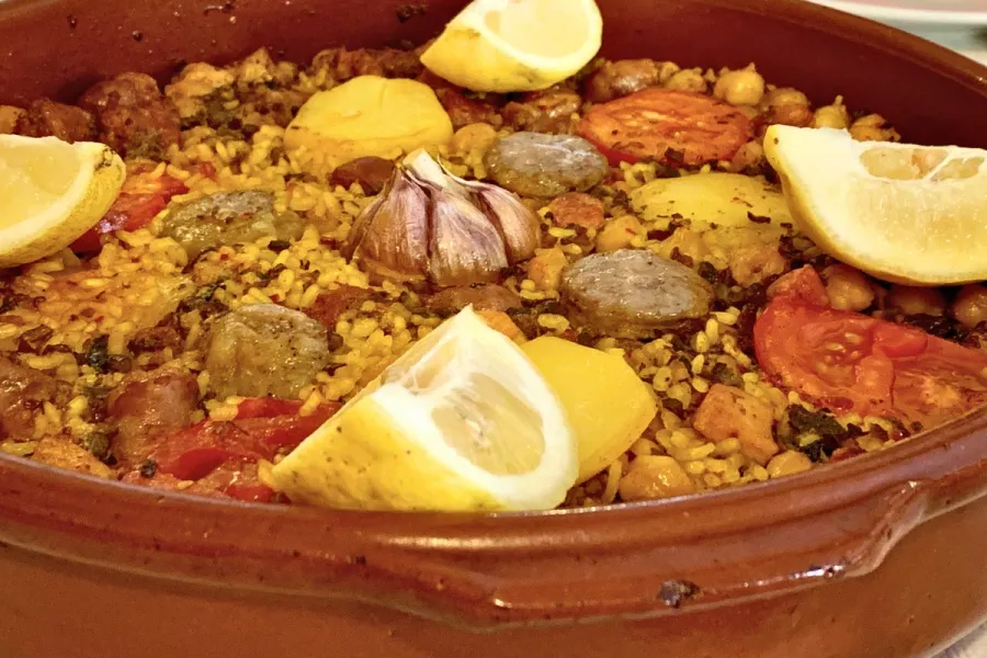 Arroz al horno con carne, salchicha y garbanzos.