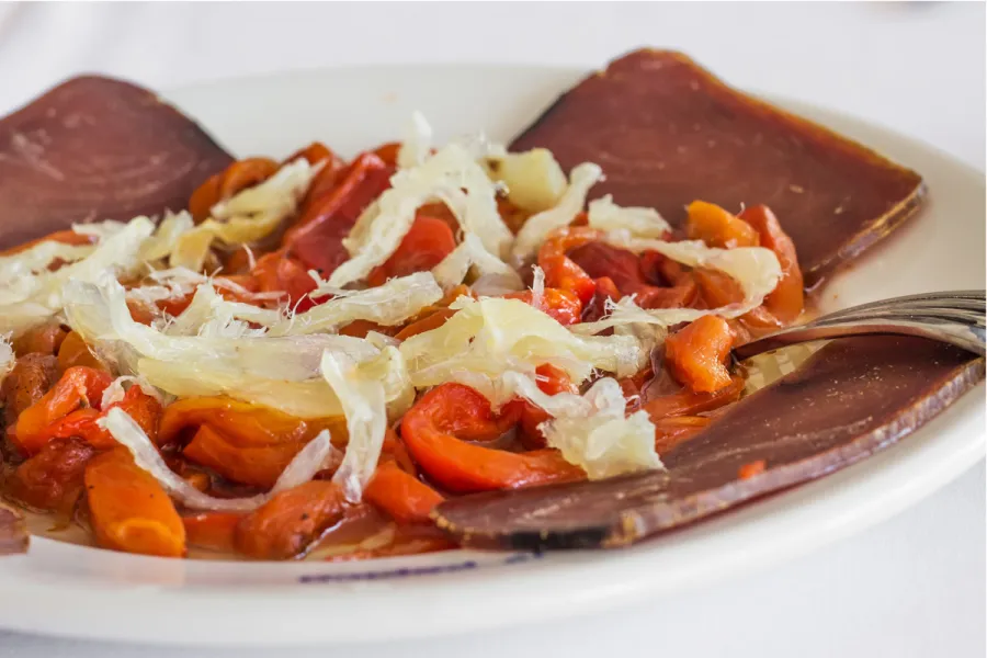 Ensalada de bacalao y pimiento asado, esgarrate, acompañada de mojama.