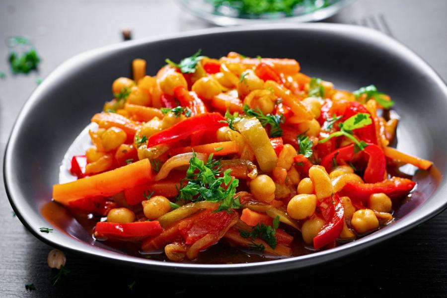 Un plato de garbanzos guisados.