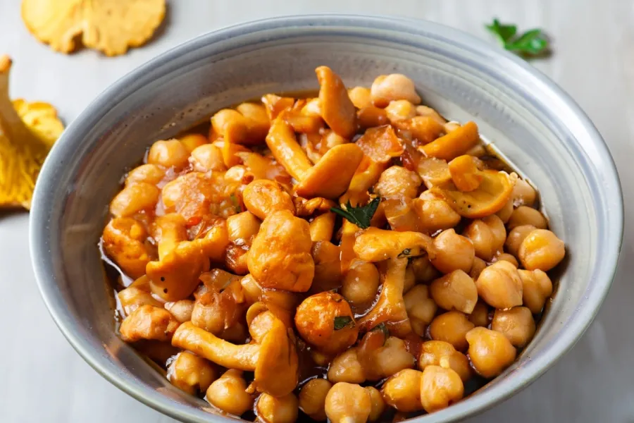 Un plato de garbanzos con níscalos.