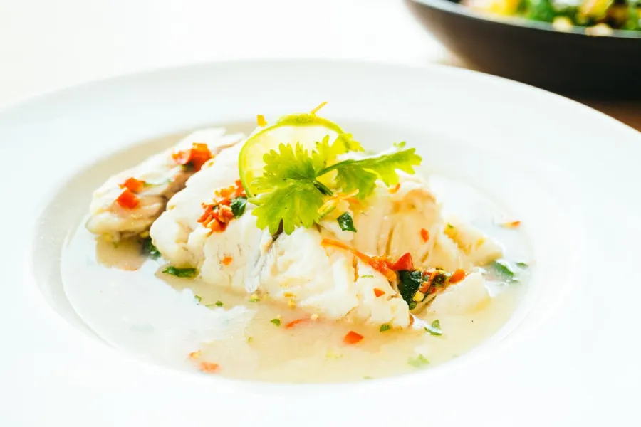 Pescado blanco al vapor con limón y salsa picante.