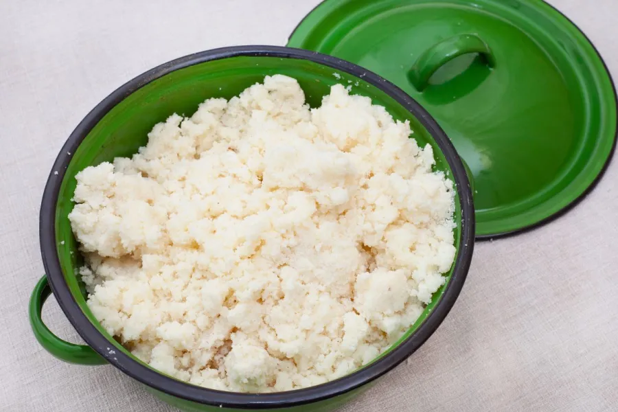 Una cazuela con pap sencillo, gachas de maíz.