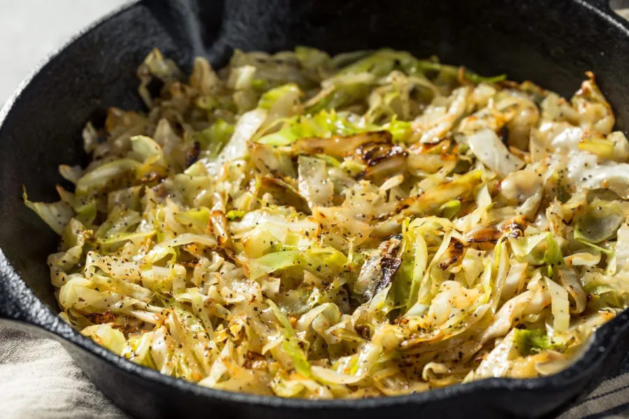 Sartén con repollo salteado al estilo irlandés.