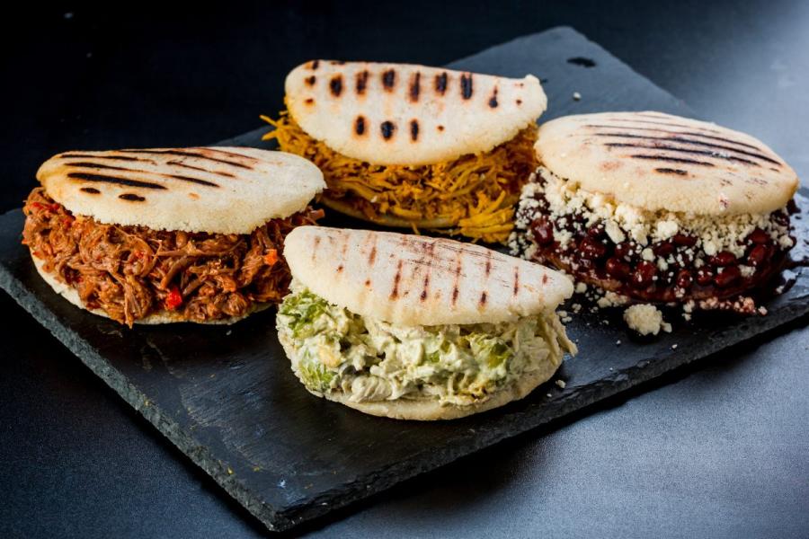 Varias arepas rellenas.
