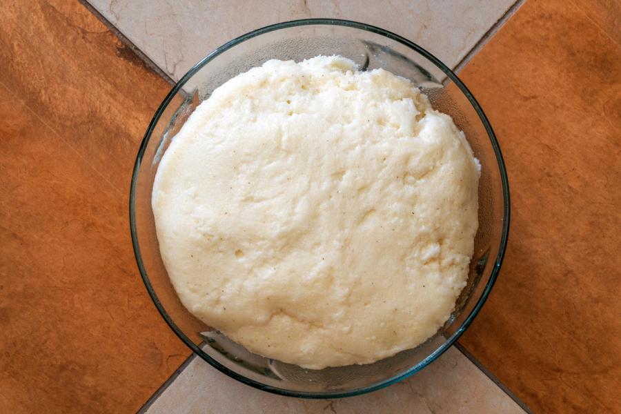 Una porción de ugali en un bol de cristal.