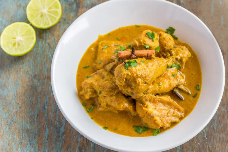Un plato hondo con korma de pollo.