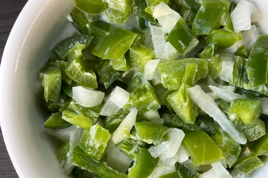 Un cuenco con ajíes en leche, escurridos.