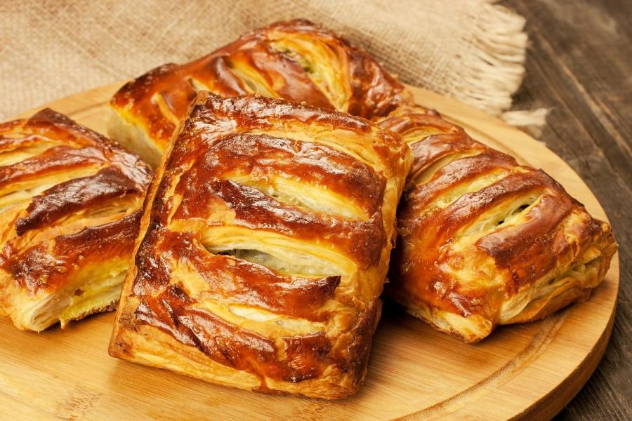 Empanaditas de espinacas hechas con hojaldre sencillo.