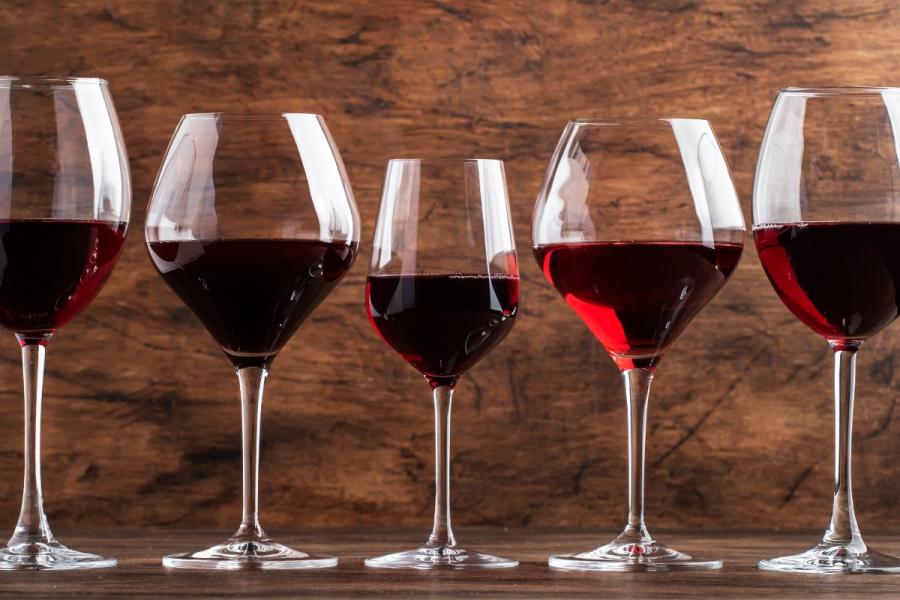 Varias copas llenas con vino tinto.