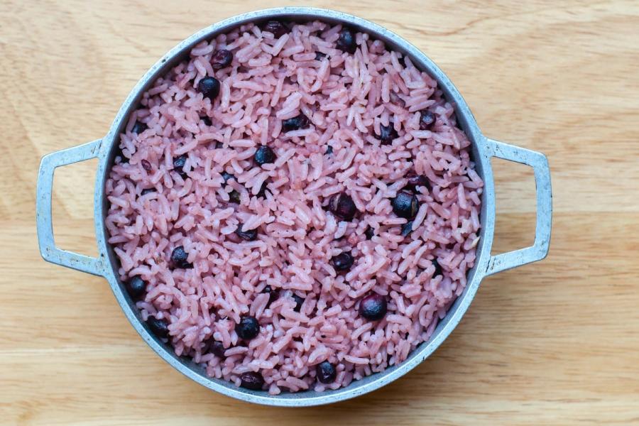 Una cazuela de de arroz con gandules al estilo de Las Bahamas.