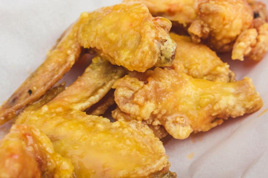 Unas alitas de pollo con glaseado de cítricos.