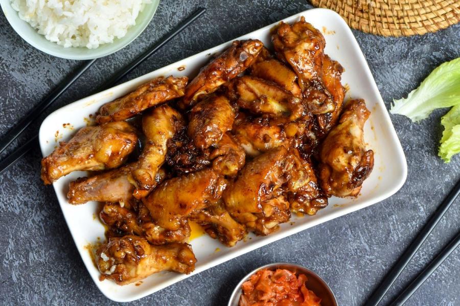 Una fuente con alitas de pollo glaseadas con esta salsa de miel y soja.