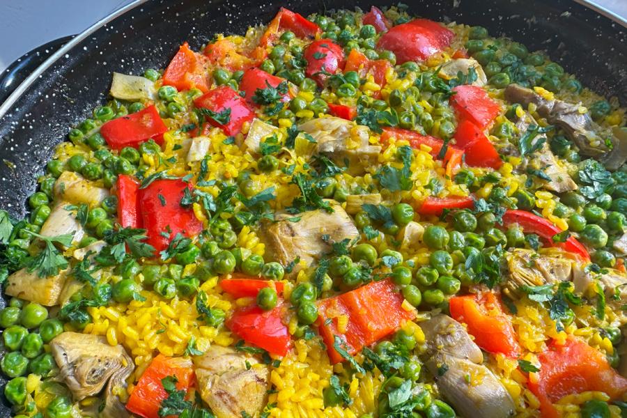 Una sartén plana con arroz cocinado al estilo riojano.