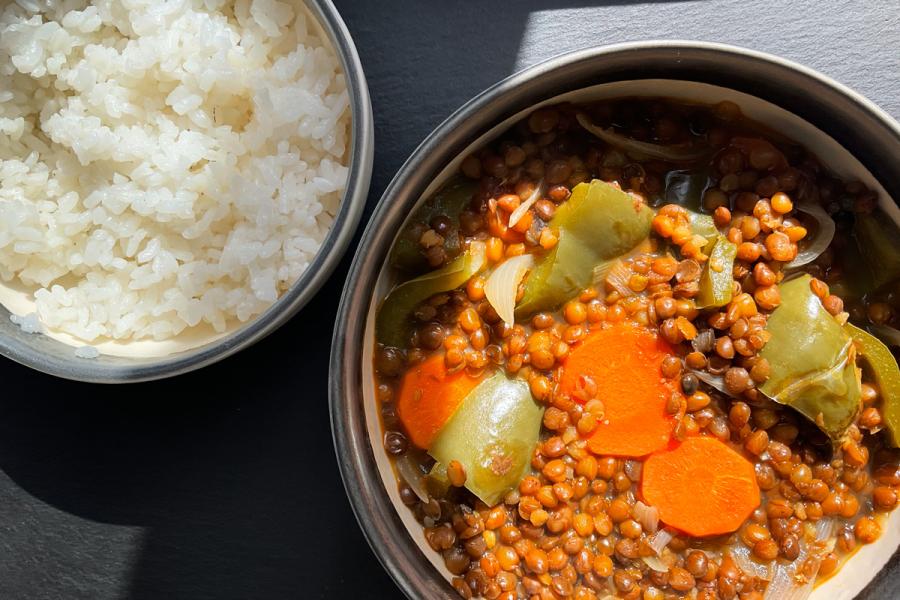 Lentejas con arroz presentadas en cuencos individuales.
