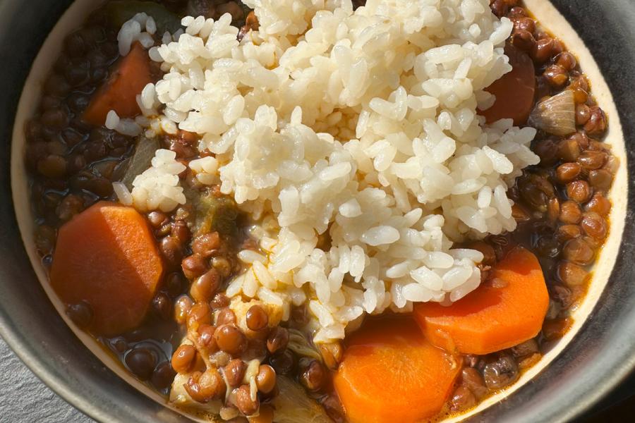 Lentejas servidas con arroz blanco.