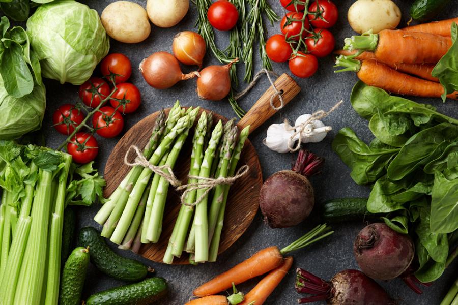 Una selección de verduras y hortalizas primaverales.