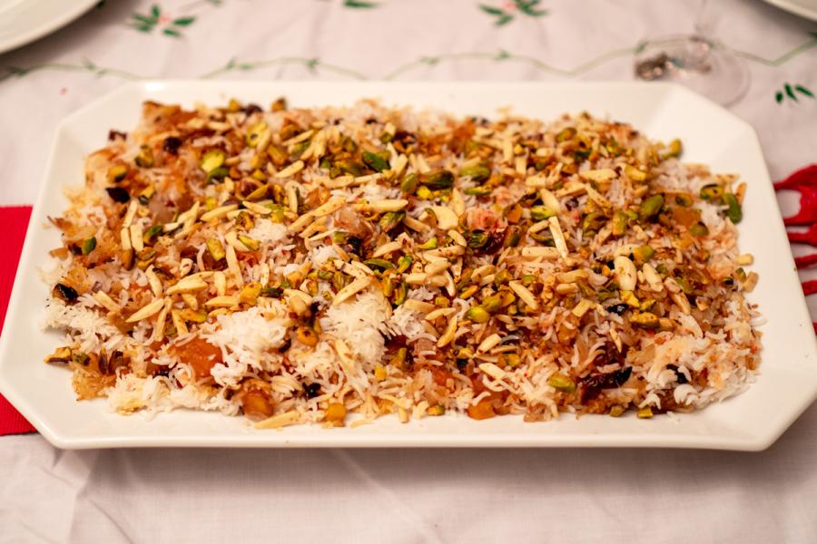 Arroz con joyas, una especialidad de la cocina iraní, en una fuente rectangular.