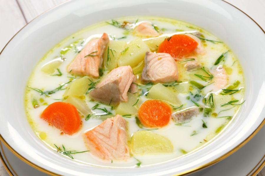 Un plato de lokiheitto, la sopa finlandesa con salmón y hortalizas.