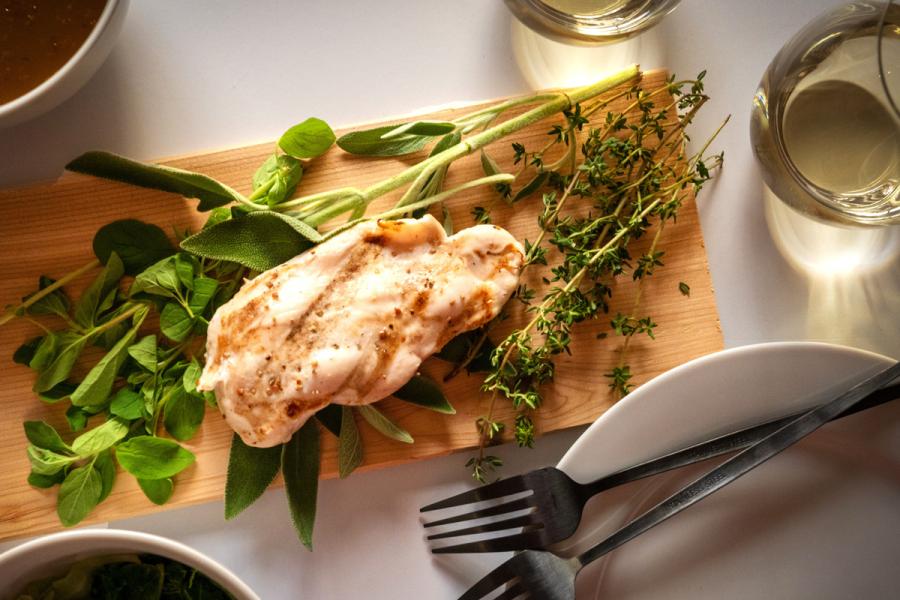 Pechuga de pollo cocinado a baja temperatura por el método sous vide.