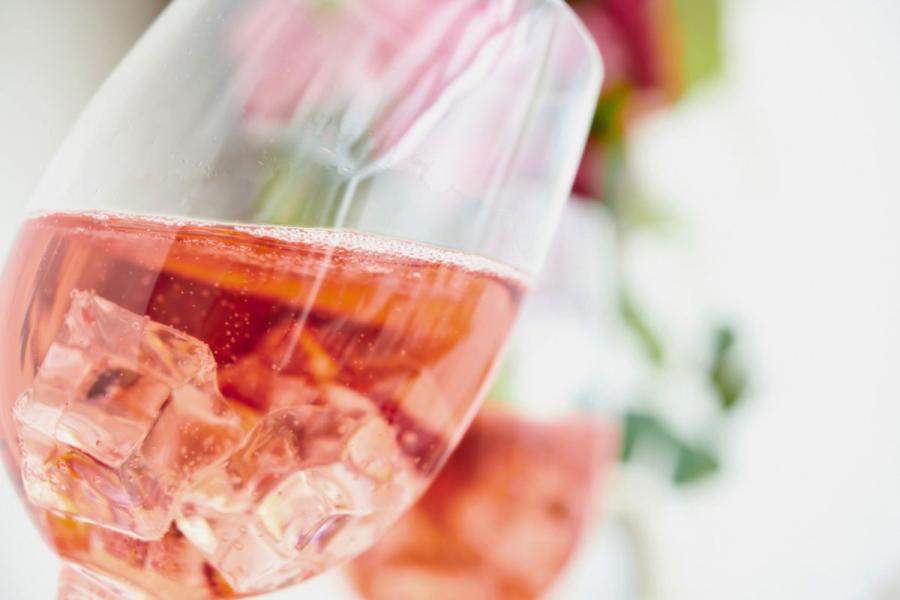 Dos copas con vino rosado espumoso servido con hielo.