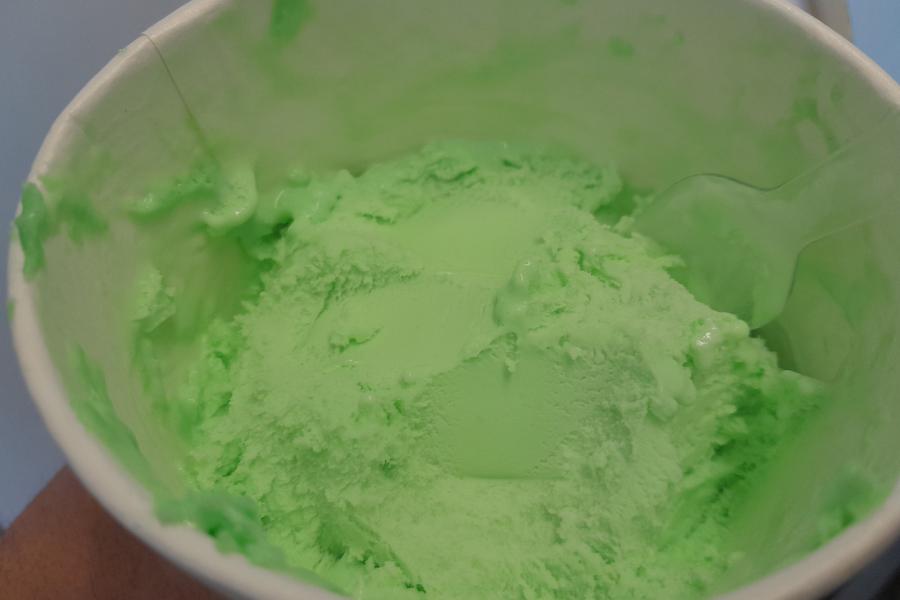 Un cuenco con helado de pandán, con su característico color verde.