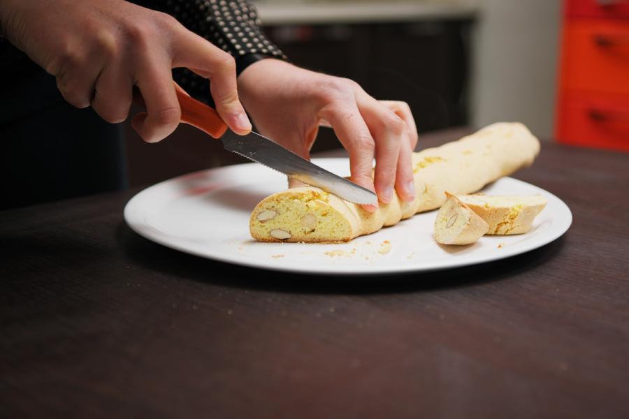Cortando biscotti de almendra después del primer horneado.