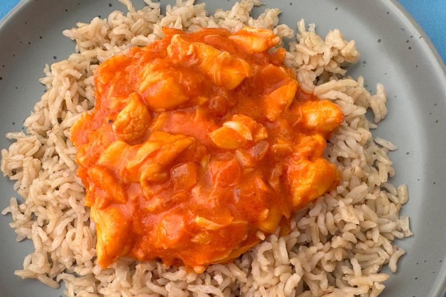 Un plato de langosta con salsa de kétchup y mayonesa servida sobre arroz integral de grano largo.