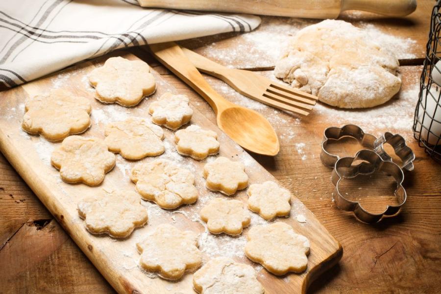 Masa para hacer pastas y pastas de mantequilla cortadas en forma de flor.