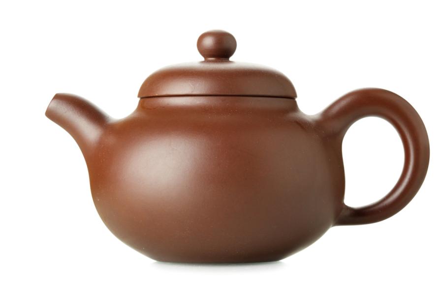 Tetera tradicional de arcilla Yixing con cuerpo redondo, pico curvo y tapa.