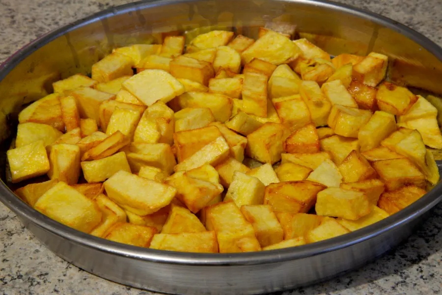 Una fuente honda con patatas fritas cortadas en cuadraditos.