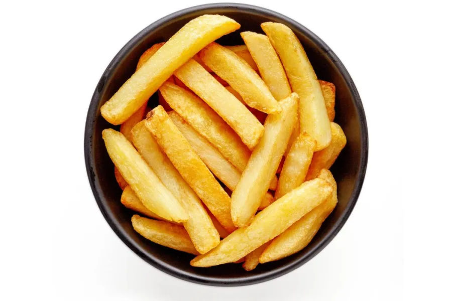 Un cuenco con patatas fritas cortadas en varitas.