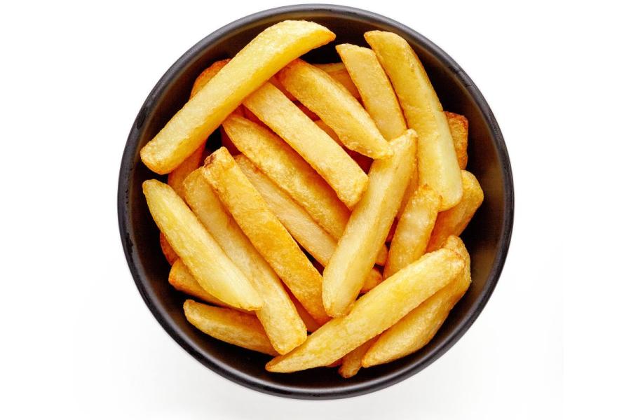 Un cuenco con patatas fritas cortadas en varitas.