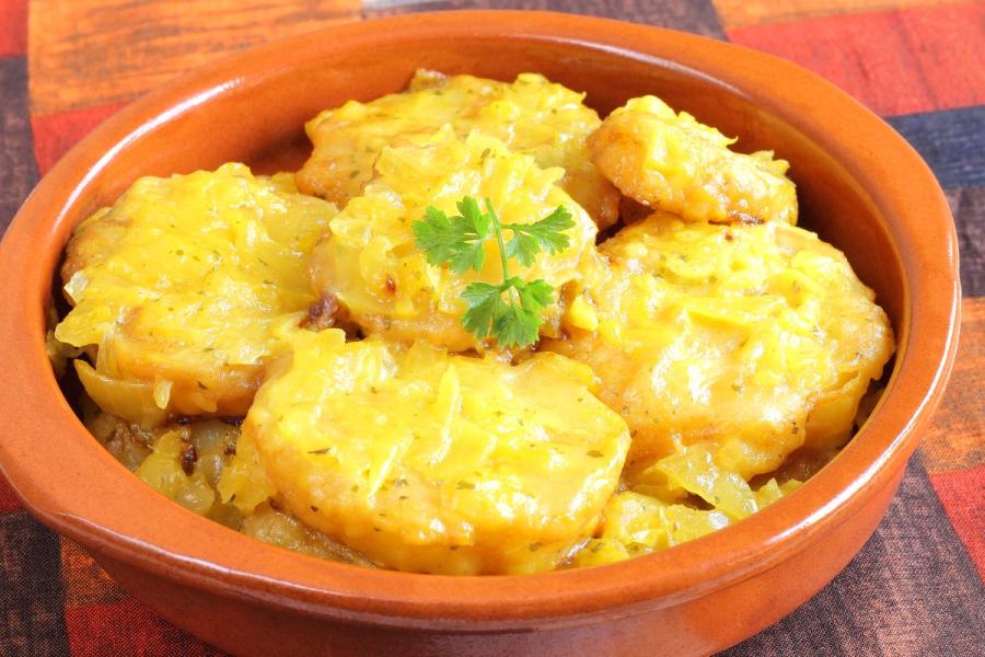 Patatas a la importancia guisadas en cazuela de barro.