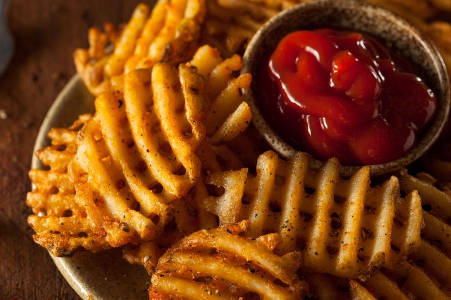 Patatas fritas caseras, cortadas en rejilla. 