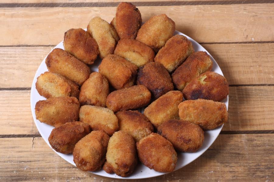 Un n plato con croquetas caseras recién fritas.