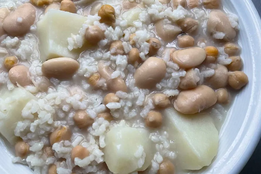 Un plato de potaje blanco.