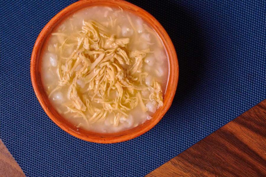 Un cuenco de pozole blanco sin guarniciones añadidas.